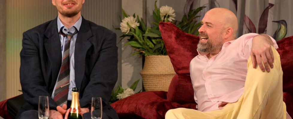 Zwei Männer ganz nackt Peer und Marcus beim Champagner trinken 1500 Fotograf Frank Neumann