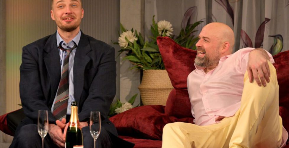 Zwei Männer ganz nackt Peer und Marcus beim Champagner trinken 1500 Fotograf Frank Neumann